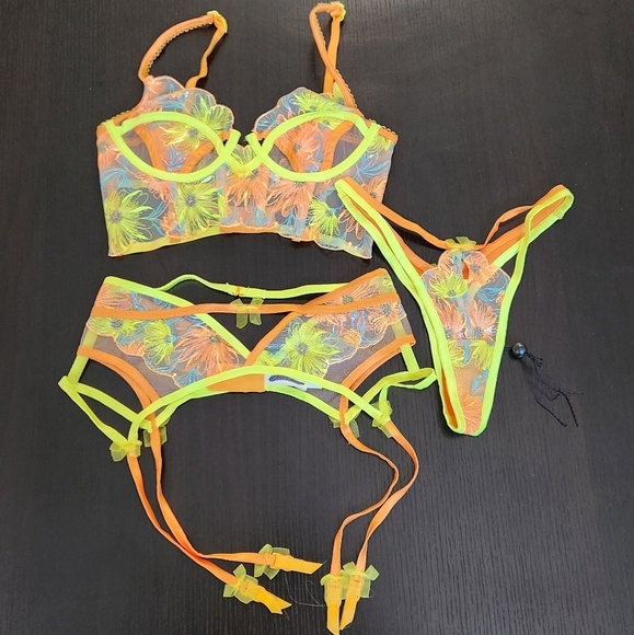 New!For Love and Lemons Waterlily Embroidered Bustier with Matching Belt & Thong - Picture 10 of 15